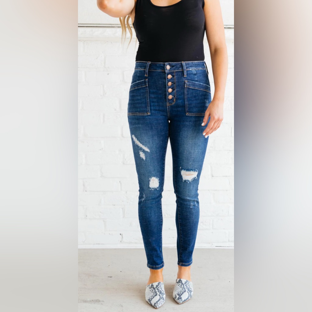 Judy Blue Button Fly Skinny Distressed Skinny Jeans. Size 13/31